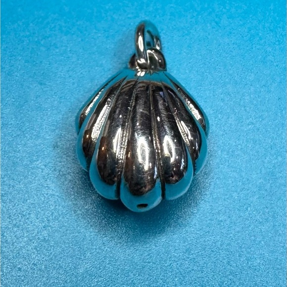 NIB Sterling Silver Shell Charm 2g - Picture 1 of 3
